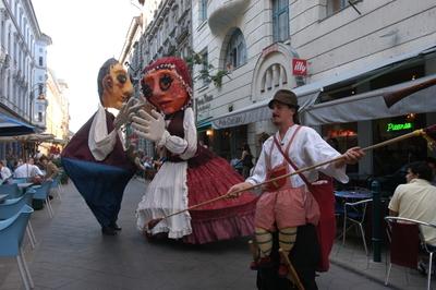 Óriásbábok Budapest utcáin-stock-foto