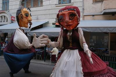 Óriásbábok Budapest utcáin-stock-foto