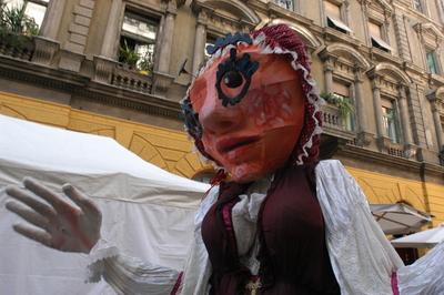 Óriásbábok Budapest utcáin-stock-foto