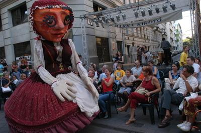 Óriásbábok Budapest utcáin-stock-foto