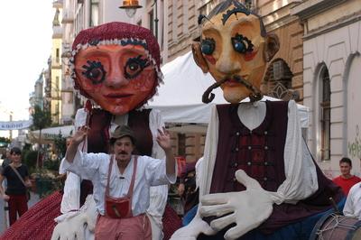 Óriásbábok Budapest utcáin-stock-foto