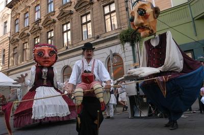 Óriásbábok Budapest utcáin-stock-foto