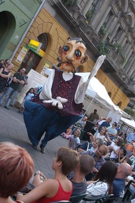 Óriásbábok Budapest utcáin-stock-foto