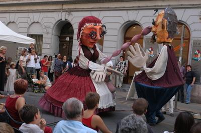 Óriásbábok Budapest utcáin-stock-foto