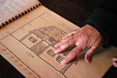 A szentendrei Szabadtéri Néprajzi Múzeum Braille feliratokkal készült ismertető könyve-stock-foto