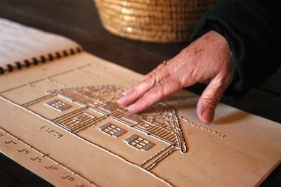 A szentendrei Szabadtéri Néprajzi Múzeum Braille feliratokkal készült ismertető könyve-stock-foto