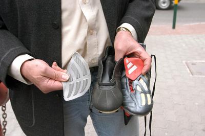 Budapest, 2006.05.09.
A Bonyhádon élő férfi (Baricz István cipőfejlesztő-mérnök) 26 éven keresztül dolgozott a helyi cipőgyárban, amikor is hosszú gondolkodást és tesztelést követően megszületett a találmány: a cipő, amiben a legizzadósabb embernek sem lesz lábszaga. Azonnal fel is kapta rá a fejét a világ: Párizsban bronz, Genfben, a feltalálók ötletei közt pedig aranyéremmel jutalmazták.-stock-foto