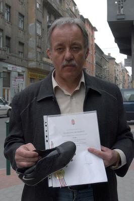 Budapest, 2006.05.09.
A Bonyhádon élő férfi (Baricz István cipőfejlesztő-mérnök) 26 éven keresztül dolgozott a helyi cipőgyárban, amikor is hosszú gondolkodást és tesztelést követően megszületett a találmány: a cipő, amiben a legizzadósabb embernek sem lesz lábszaga. Azonnal fel is kapta rá a fejét a világ: Párizsban bronz, Genfben, a feltalálók ötletei közt pedig aranyéremmel jutalmazták.-stock-foto