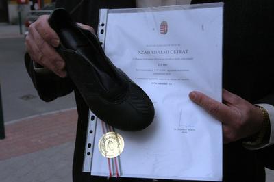 Budapest, 2006.05.09.
A Bonyhádon élő férfi (Baricz István cipőfejlesztő-mérnök) 26 éven keresztül dolgozott a helyi cipőgyárban, amikor is hosszú gondolkodást és tesztelést követően megszületett a találmány: a cipő, amiben a legizzadósabb embernek sem lesz lábszaga. Azonnal fel is kapta rá a fejét a világ: Párizsban bronz, Genfben, a feltalálók ötletei közt pedig aranyéremmel jutalmazták.-stock-foto