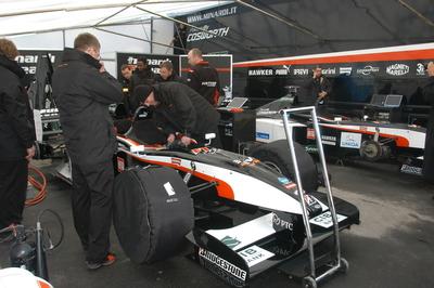 Baumgartner Zsolt kocsiját starthoz készítik-stock-foto