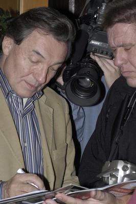 Budapest, 2002.06.14.
Karel Gott énekes a cseh könnyűzene legendás személyisége autogramot ad.-stock-foto