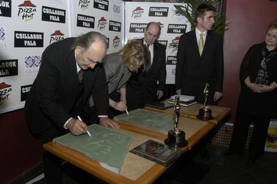 Két újabb tenyérlenyomat került a Csillagok falára-stock-foto