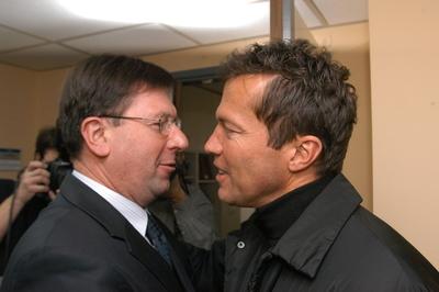 Budapest, 2004.01.05.
Lothar Matthäus mindent megnyert, amit futballista megnyerhet. Világbajnok, Európa-bajnok, UEFA-kupagyőztes és az aranylabdát is megkapta. Január elsejétől ő a magyar válogatott szövetségi kapitánya.

Bozóky Imre (MLSZ elnök), Lothar Matthäus német labdarúgó, edző-stock-photo