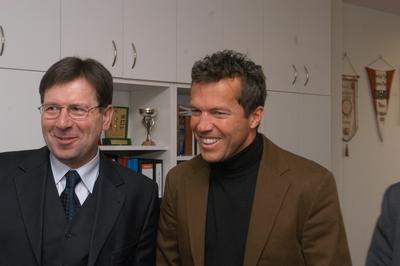 Budapest, 2004.01.05.
Lothar Matthäus mindent megnyert, amit futballista megnyerhet. Világbajnok, Európa-bajnok, UEFA-kupagyőztes és az aranylabdát is megkapta. Január elsejétől ő a magyar válogatott szövetségi kapitánya.

Bozóky Imre (MLSZ elnök), Lothar Matthäus német labdarúgó, edző-stock-photo