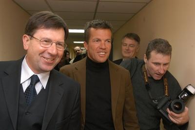 Budakeszi, 2004.01.05.
Lothar Matthäus mindent megnyert, amit futballista megnyerhet. Világbajnok, Európa-bajnok, UEFA-kupagyőztes és az aranylabdát is megkapta. Január elsejétől ő a magyar válogatott szövetségi kapitánya.

Bozóky Imre (MLSZ elnök), Lothar Matthäus német labdarúgó, edző-stock-photo