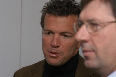 Budapest, 2004.01.05.
Lothar Matthäus mindent megnyert, amit futballista megnyerhet. Világbajnok, Európa-bajnok, UEFA-kupagyőztes és az aranylabdát is megkapta. Január elsejétől ő a magyar válogatott szövetségi kapitánya.

Lothar Matthäus német labdarúgó, edző Bozóky Imre (MLSZ elnök)-stock-photo