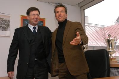 Budapest, 2004.01.05.
Lothar Matthäus mindent megnyert, amit futballista megnyerhet. Világbajnok, Európa-bajnok, UEFA-kupagyőztes és az aranylabdát is megkapta. Január elsejétől ő a magyar válogatott szövetségi kapitánya.

Bozóky Imre (MLSZ elnök), 
Lothar Matthäus német labdarúgó, edző-stock-foto