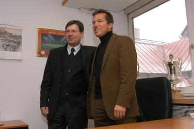 Budapest, 2004.01.05.
Lothar Matthäus mindent megnyert, amit futballista megnyerhet. Világbajnok, Európa-bajnok, UEFA-kupagyőztes és az aranylabdát is megkapta. Január elsejétől ő a magyar válogatott szövetségi kapitánya.

Bozóky Imre (MLSZ elnök), 
Lothar Matthäus német labdarúgó, edző-stock-photo