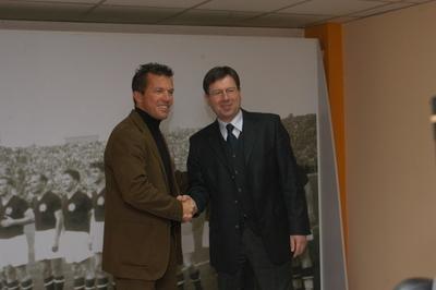 Budapest, 2004.01.05.
Lothar Matthäus mindent megnyert, amit futballista megnyerhet. Világbajnok, Európa-bajnok, UEFA-kupagyőztes és az aranylabdát is megkapta. Január elsejétől ő a magyar válogatott szövetségi kapitánya.

Lothar Matthäus német labdarúgó, edző,
Bozóky Imre (MLSZ elnök),-stock-foto