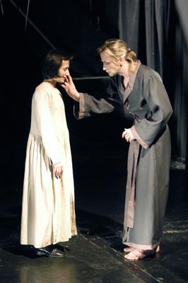 Budapest, 2004.02.11.
A Napszínház 2004. február 26-án mutatta be Donatien-Alphonse-François de Sade Justine című műve alapján készült előadását a Thália Régi Stúdióban. 
Szereplők: Pálfi Kati, Csontos Róbert, Fodor Krisztina, Dévai Balázs-stock-foto