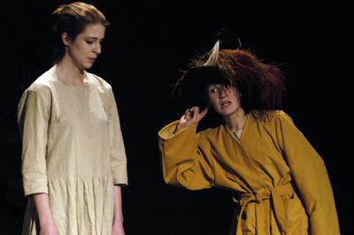 Budapest, 2004.02.11.
A Napszínház 2004. február 26-án mutatta be Donatien-Alphonse-François de Sade Justine című műve alapján készült előadását a Thália Régi Stúdióban. 
Szereplők: Pálfi Kati, Csontos Róbert, Fodor Krisztina, Dévai Balázs-stock-foto