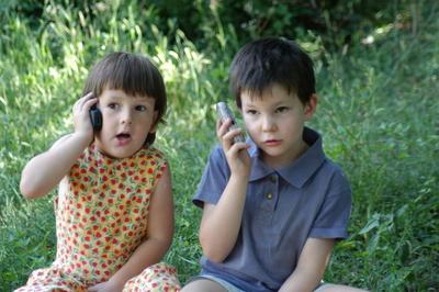 Gyerekek mobiltelefonnal-stock-foto