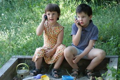 Gyerekek mobiltelefonnal-stock-foto