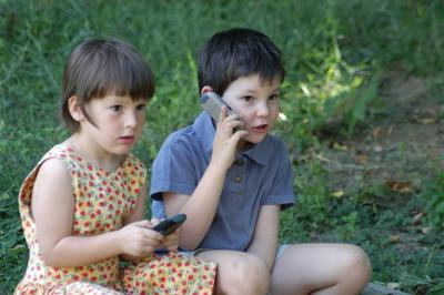 Gyerekek mobiltelefonnal-stock-foto