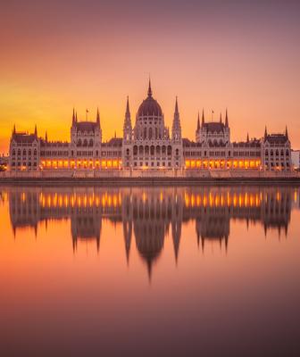 Napfelkelte a Parlament mögött-stock-foto