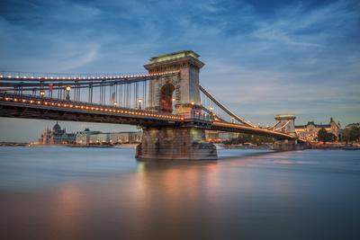 Lánchíd kék órában-stock-foto