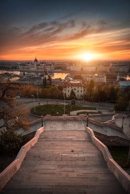 Napfelkelte a Halászbástya lépcsőjéről-stock-foto