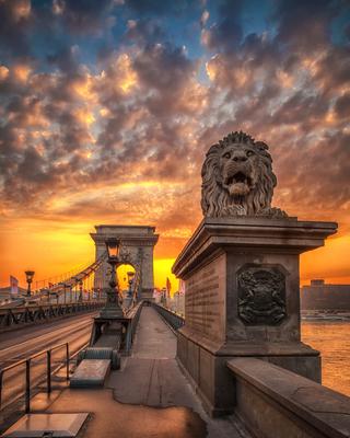 Napfelkelte a Lánchídon-stock-foto