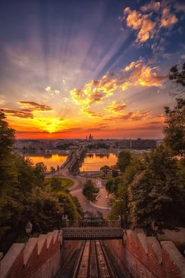 Felkelő nap Budapest és a Duna felett-stock-foto