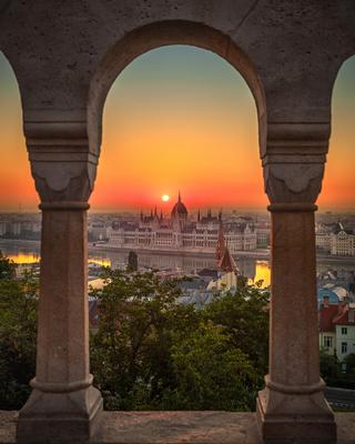 Napfelkelte a halászbástya ablakából-stock-foto