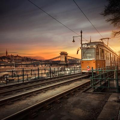 A dunapart látványa és 2-es villamos-stock-foto