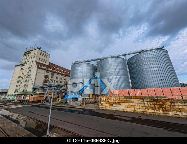 Hanau, Germany. 16th July, 2025. Raiffeisen Waren GmbH operates a grain warehouse at Hanau harbor, the largest of its kind in Hesse. Thanks to its port, Agrarstandort specializes in the purchase and sale, storage and logistics of grain. Credit: Andreas Arnold/dpa/Alamy Live News
