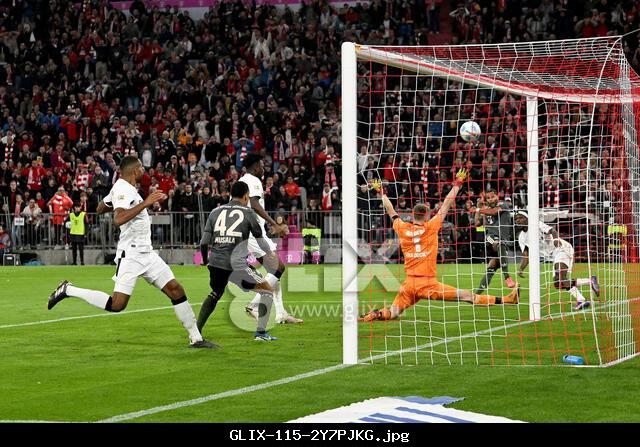 Fussball; Spieltag 05; 1. Bundesliga; Saison 2023/2024; FC Bayern Muenchen gegen Bayer Leverkusen am 28.09.2024 in Muenchen. UBz: 07 Serge Gnabry, Bayern Muenchen. Trifft gegen 01 Tw Lukas Hradecky, Bayer Leverkusen, innerhalb weniger Sekunden zuerst den Torpfosten und dann die Torlatte,