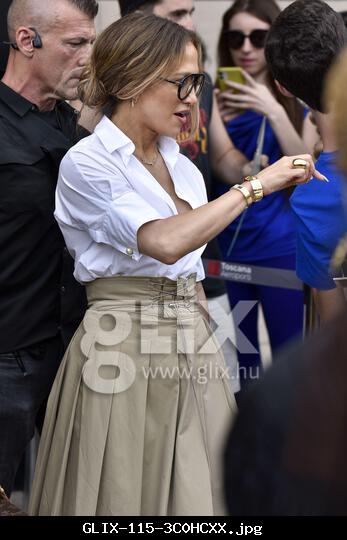 Pisa, Tuscany. 21st July, 2025. Pisa, July 21, 2025. Singer and dancer Jennifer Lopez departed Budapest at 3:35 PM and arrived at Pisa's Galileo Galilei Airport at 4:38 PM in the VIP service area. Pictured: Jennifer Lopez greeting fans. Credit: Independent Photo Agency/Alamy Live News