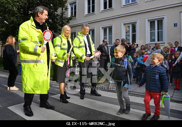 Markus SOEDER (Minister President of Bavaria and CSU Chairman) makes the student guides for school beginners in front of the St. Anna Primary School in Munich/Lehel on 10.09.2019. Erstklaessler with their school tutors cross a street on the crosswalk-hi v.li: Markus SOEDER, State Secretary Anna Stolz, Minister of Education Prof. Dr. med. Michael Piazolo in school uniform and with trowels. | usage worldwide