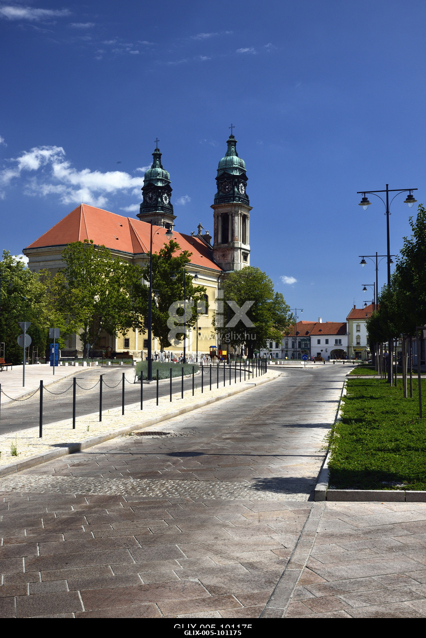 A copf stílusban épült pápai nagytemplom (Szent István vértanú-templom) a város főterén.