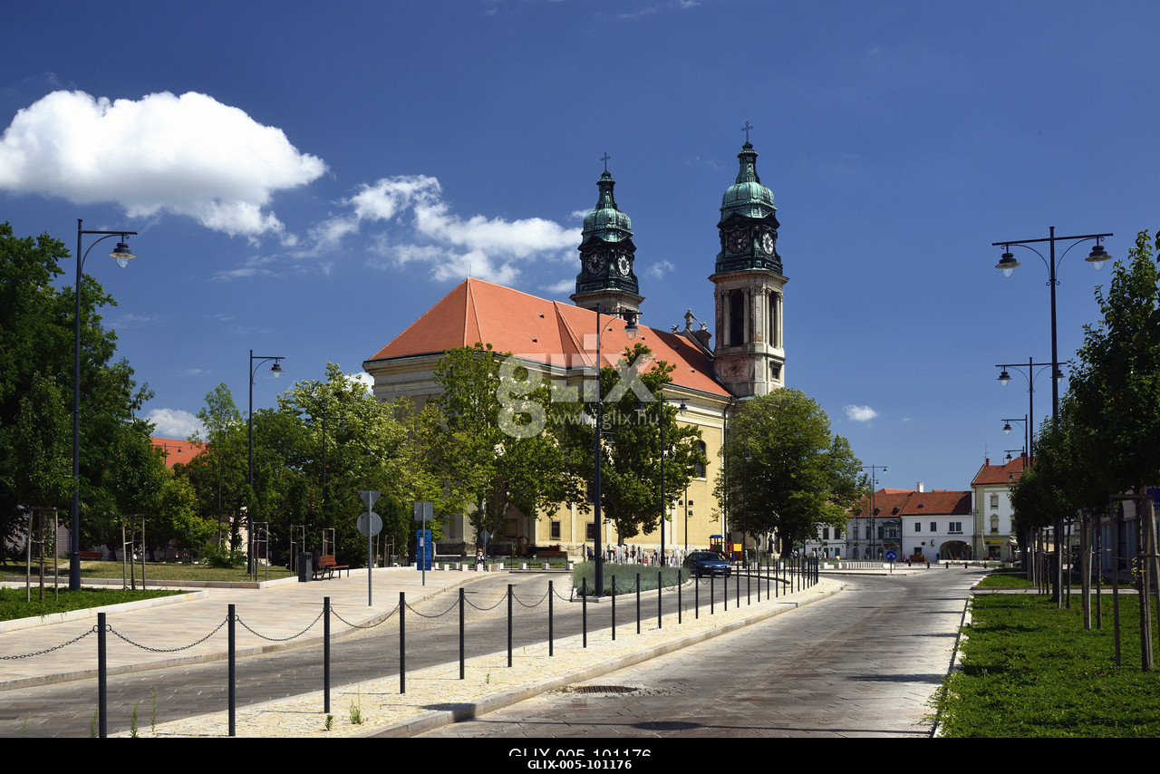 A copf stílusban épült pápai nagytemplom (Szent István vértanú-templom) a város főterén.