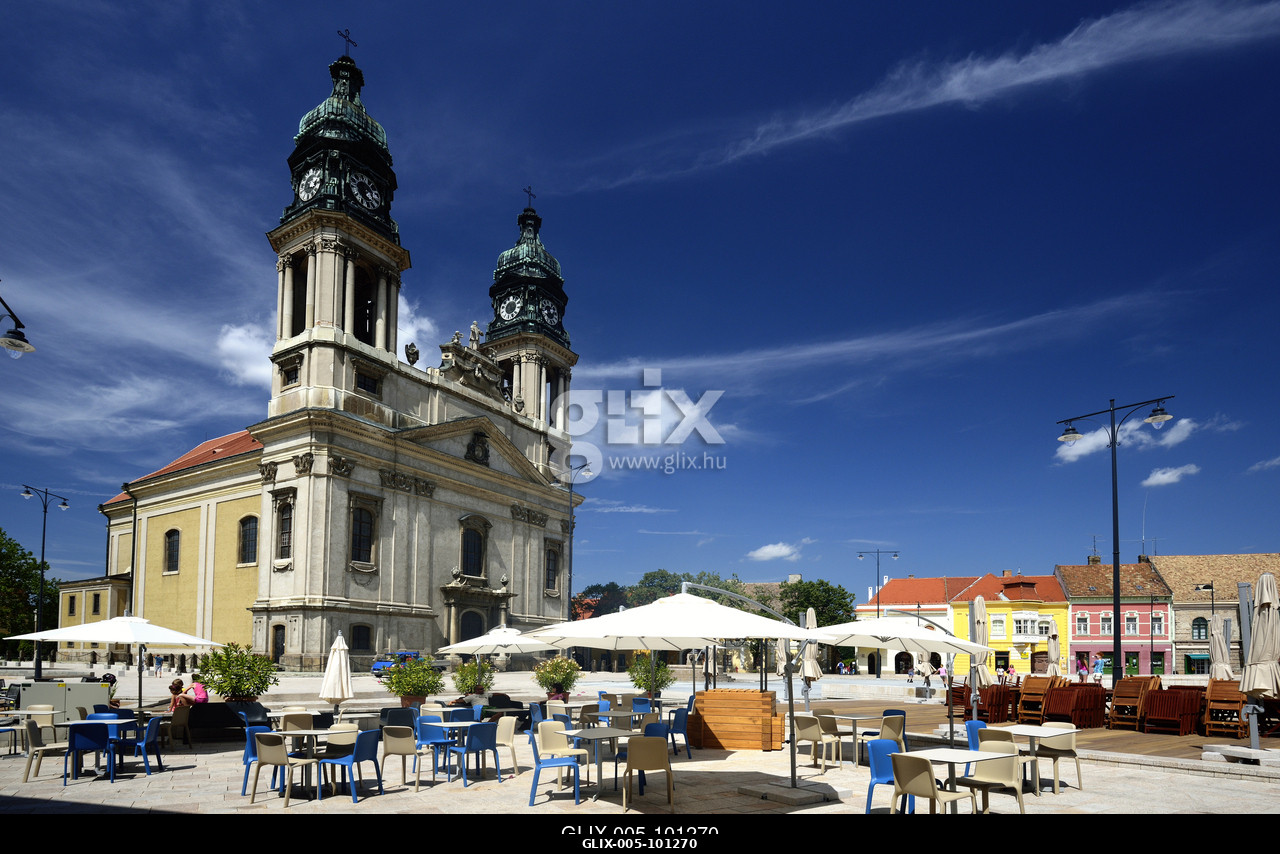 A copf stílusban épült pápai nagytemplom (Szent István vértanú-templom) a város főterén.
