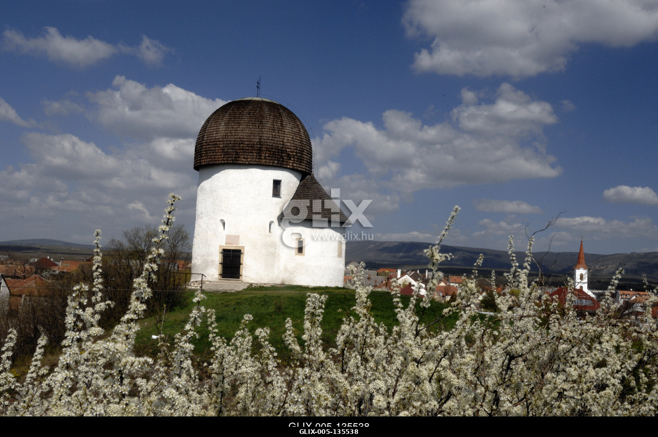 Az ösküi kupolás tetejű kerektemplom (rotunda) az Árpád-kori körtemplomok egyikeként a 11. században épülhetett.