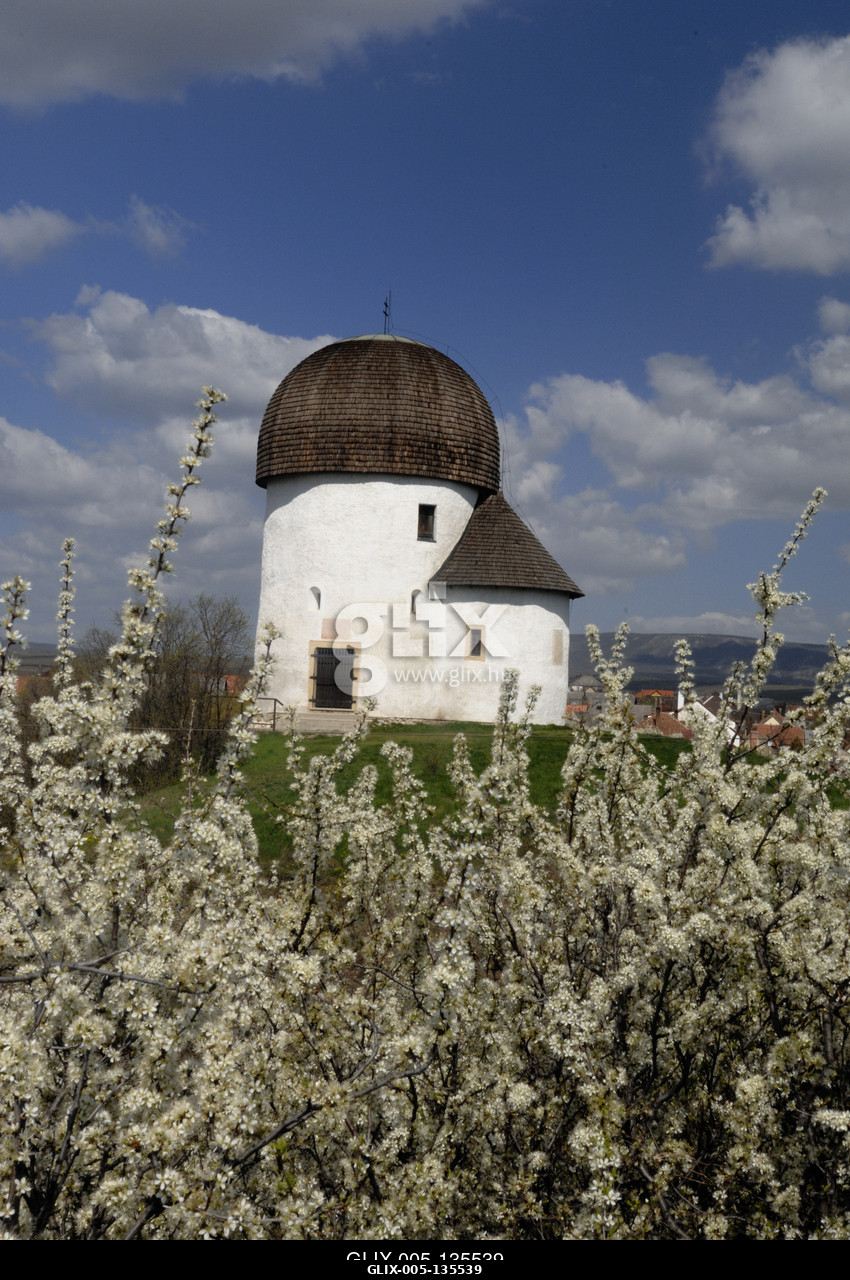 Az ösküi kupolás tetejű kerektemplom (rotunda) az Árpád-kori körtemplomok egyikeként a 11. században épülhetett.