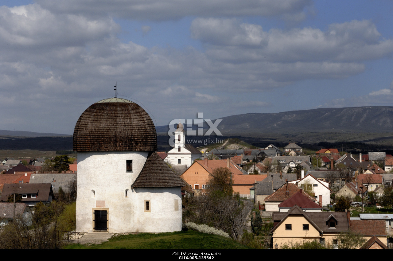 Az ösküi kupolás tetejű kerektemplom (rotunda) az Árpád-kori körtemplomok egyikeként a 11. században épülhetett.