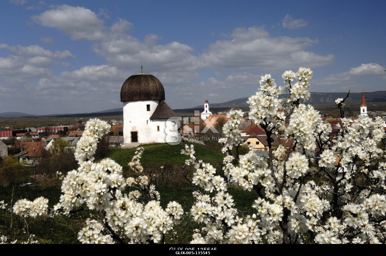 Az ösküi kupolás tetejű kerektemplom (rotunda) az Árpád-kori körtemplomok egyikeként a 11. században épülhetett.