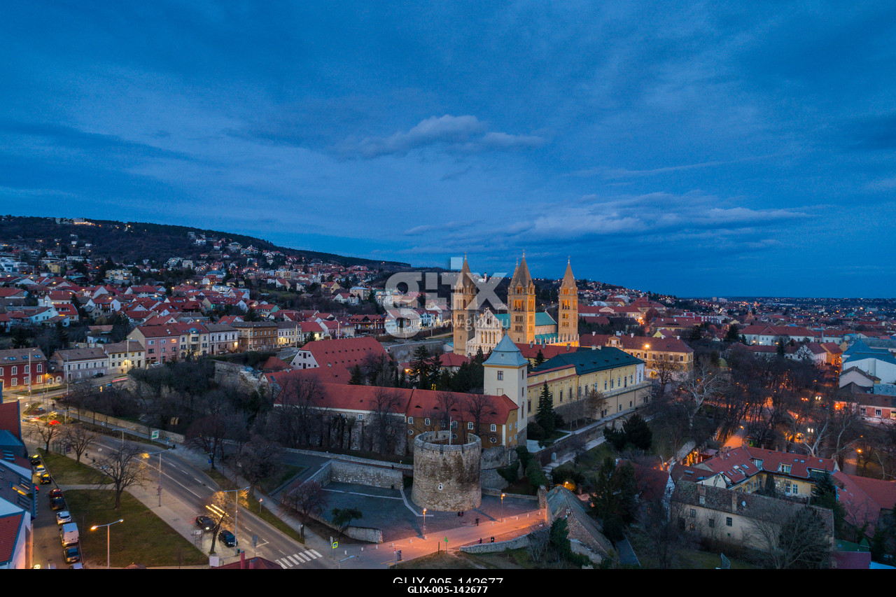 Pecs, Szekesegyhaz. Bird eye view at nightPécs belvárosa a Pécsi Székesegyházzal, alkonyati díszkivilágításban. Máttérben a Mecsek. A pécsi Szent P...