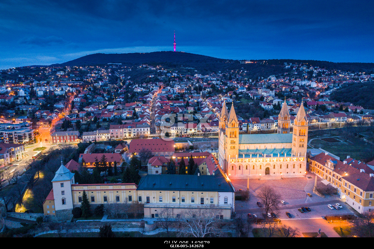 Pecs, Szekesegyhaz. Bird eye view at nightPécs belvárosa a Pécsi Székesegyházzal, alkonyati díszkivilágításban. Máttérben a Mecsek csúcsai, a Misin...