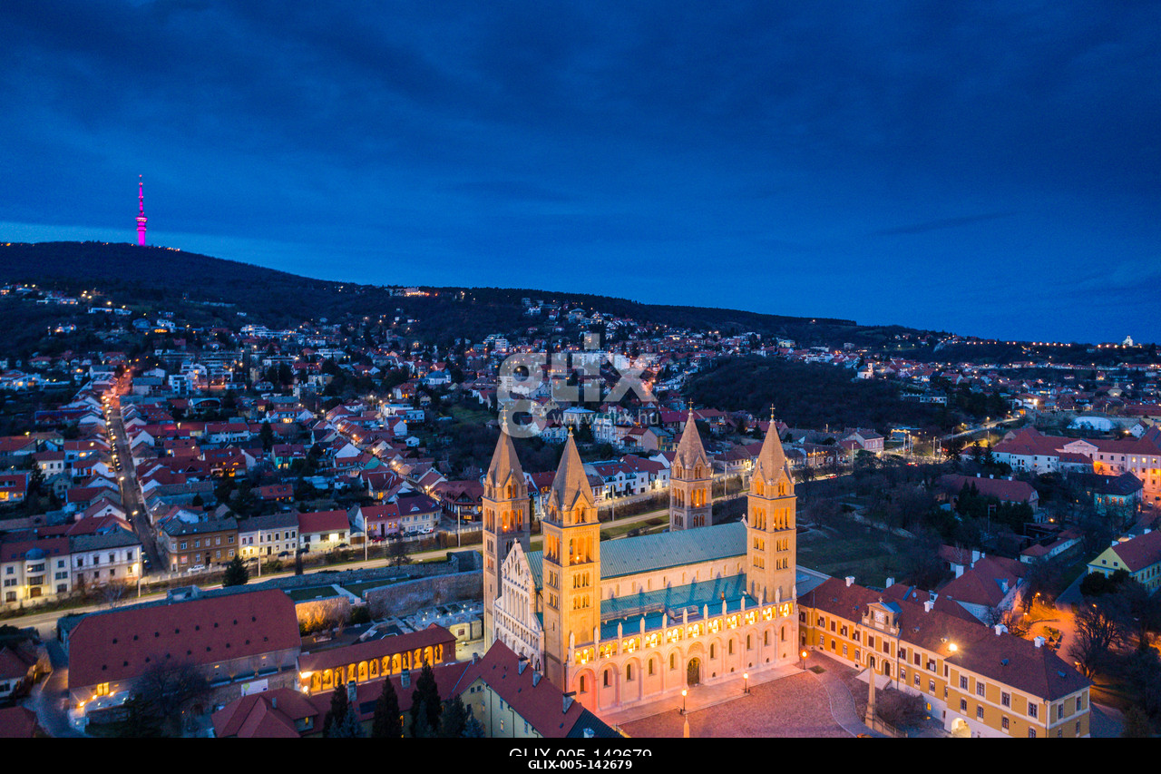 Pecs, Szekesegyhaz. Bird eye view at nightPécs belvárosa a Pécsi Székesegyházzal, alkonyati díszkivilágításban. Máttérben a Mecsek csúcsai, a Misin...