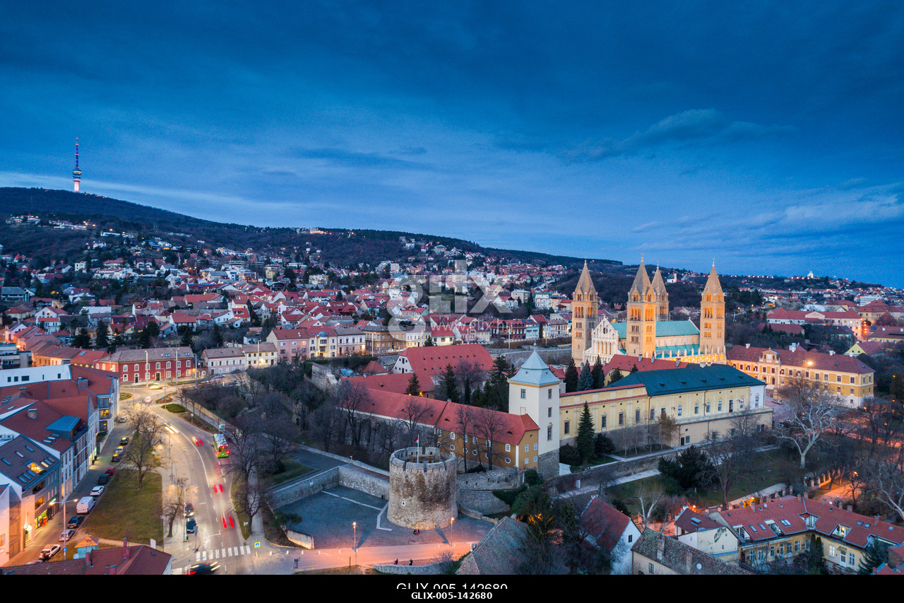 Pecs, Szekesegyhaz. Bird eye view at nightPécs belvárosa a Pécsi Székesegyházzal, alkonyati díszkivilágításban. Máttérben a Mecsek csúcsai, a Misin...